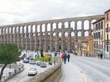 Acueducto romano del siglo II. Ubicado en Segovia. Quien maltrate este sitio será multado con sanciones de entre 750 y tres mil euros. ESPECIAL