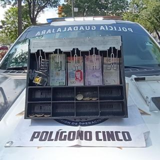 Hombre roba caja registradora de farmacia, pero es alcanzado por la Policía de Guadalajara