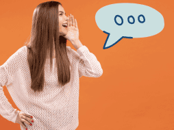 La próxima vez que te sorprendas hablando contigo mismo, recuerda que podrías estar ayudando a tu mente a funcionar mejor. CANVA / FREEPIK