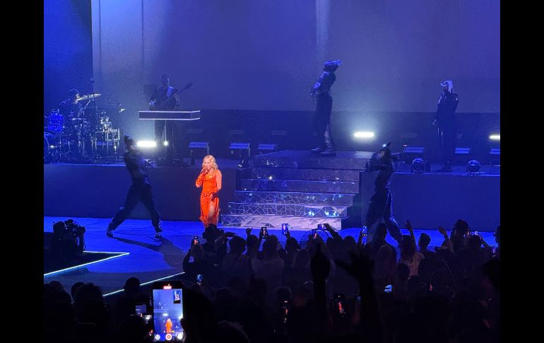 La conexión con los asistentes fue constante, especialmente con la comunidad LGBTIQ+, que se hizo notar entre vestuarios brillantes, abrigos de colores y caracterizaciones inspiradas en la propia Kylie. EL INFORMADOR / H. Navarro