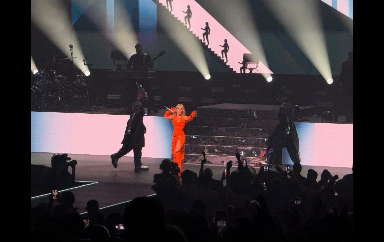 La conexión con los asistentes fue constante, especialmente con la comunidad LGBTIQ+, que se hizo notar entre vestuarios brillantes, abrigos de colores y caracterizaciones inspiradas en la propia Kylie. EL INFORMADOR / H. Navarro