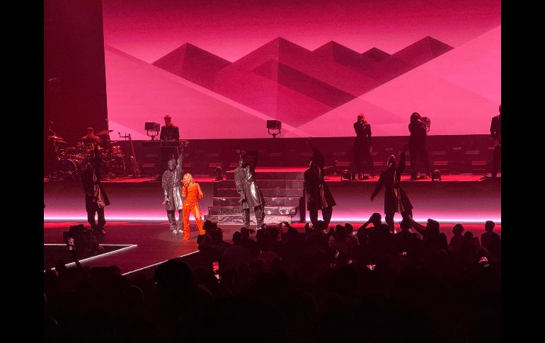 La conexión con los asistentes fue constante, especialmente con la comunidad LGBTIQ+, que se hizo notar entre vestuarios brillantes, abrigos de colores y caracterizaciones inspiradas en la propia Kylie. EL INFORMADOR / H. Navarro