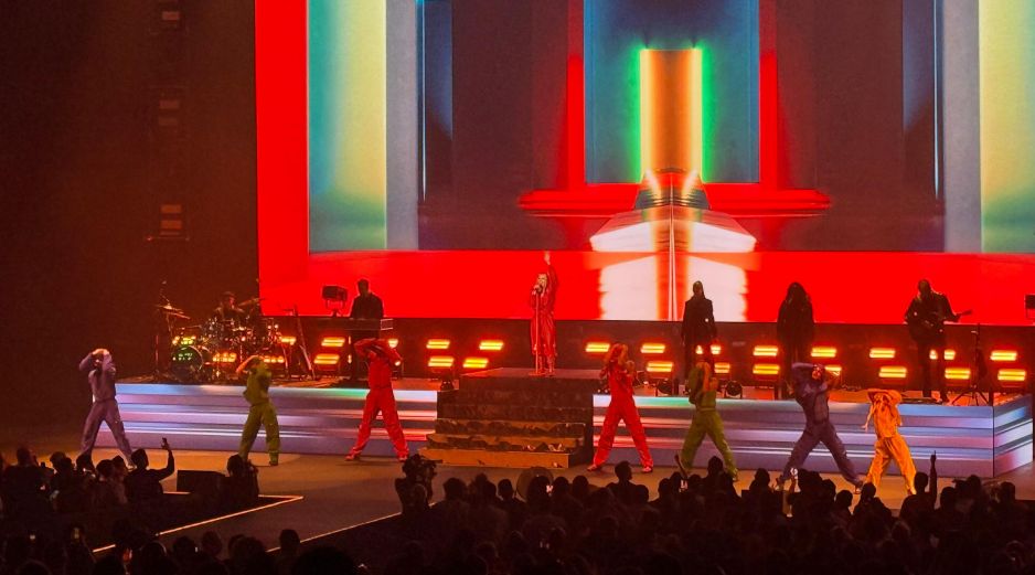 La conexión con los asistentes fue constante, especialmente con la comunidad LGBTIQ+, que se hizo notar entre vestuarios brillantes, abrigos de colores y caracterizaciones inspiradas en la propia Kylie. EL INFORMADOR / H. Navarro