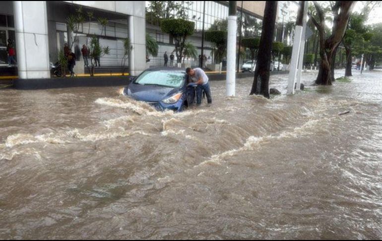 La lluvia de esta mañana y tarde en la Zona Metropolitana de Guadalajara ha ocasionado caos vehicular, carros varados e inundaciones en avenidas y pasos a desnivel. ESPECIAL.