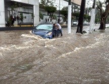 La lluvia de esta mañana y tarde en la Zona Metropolitana de Guadalajara ha ocasionado caos vehicular, carros varados e inundaciones en avenidas y pasos a desnivel. ESPECIAL.