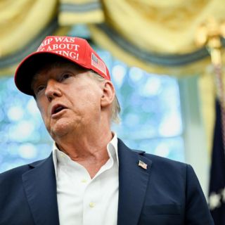 Trump amenaza con aranceles y restricciones de chips por impuestos digitales