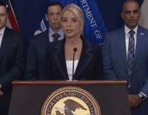 Pam Bondi durante una conferencia de prensa en Nueva York, acompañada por representantes de la DEA, el FBI y el Departamento de Justicia. EFE