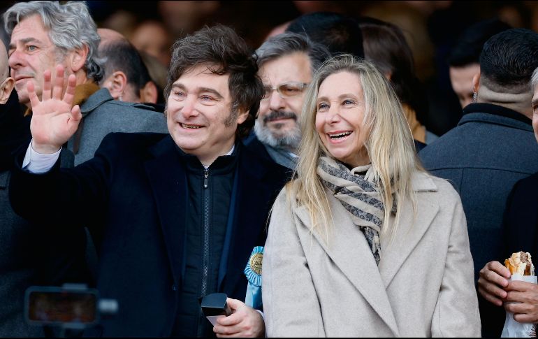 El presidente de Argentina, Javier Milei, junto a la secretaria general de la Presidencia, Karina Milei. EFE