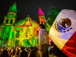 Para celebrar la noche más mexicana del año, Pepe Aguilar y sus hijos Ángela y Leonardo Aguilar, cantantes de música regional mexicana, encabezarán la celebración de 