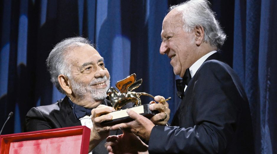El director de cine y guionista alemán Werner Herzog recibe el León de Oro a la Trayectoria de manos del director estadounidense Francis Ford Coppola. EFE