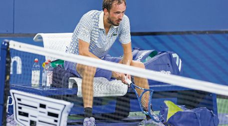 Daniil Medvedev rompió su raqueta tras perder ante Benjamin Bonzi en su duelo de primera ronda del US Open del pasado domingo. AFP