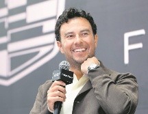 El piloto mexicano mencionó que planea terminar su carrera en la escudería norteamericana. EL UNIVERSAL