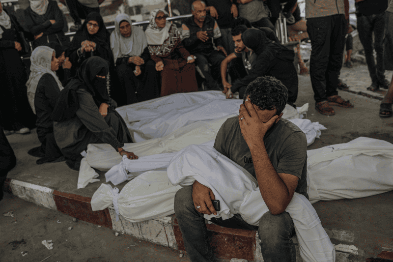 Un hombre solloza frente al cadáver de su hijo asesinado tras  el bombardeo israelí; seis miembros de su familia también murieron. EFE / Mohammed Saber