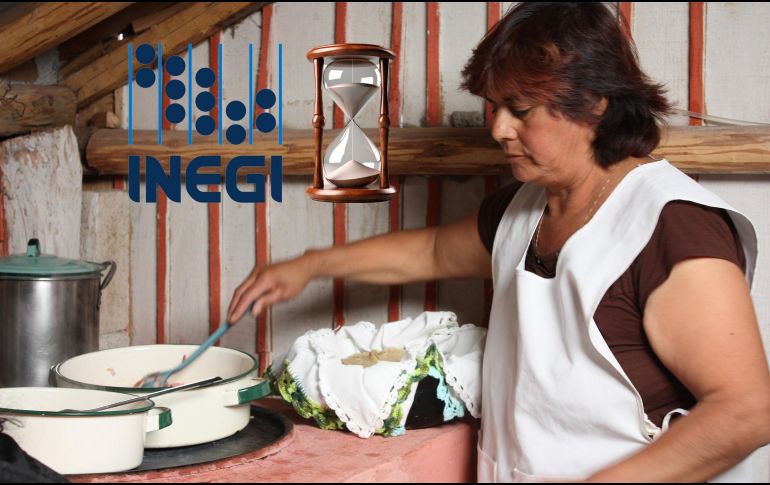 La brecha por género en los trabajos del hogar se mantiene, de acuerdo con el Inegi. NTX / ARCHIVO