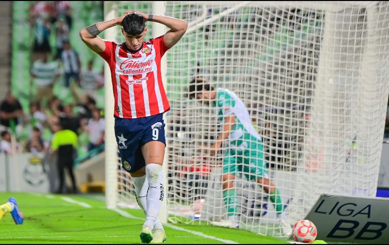 La delantera de Chivas se ha convertido en un dolor de cabeza para la directiva del Guadalajara, ya que no han encontrado a ese delantero letal que le brinde resultados a la institución, pese a regresar elementos de vasta experiencia como Alan Pulido y Javier “Chicharito” Hernández. IMAGO7