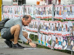 Familiares de los trabajadores desaparecidos exigen respuestas afuera de la Fiscalía del Estado. EL INFORMADOR