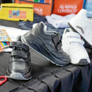 Estudiantes reciben más de 10 mil paquetes escolares