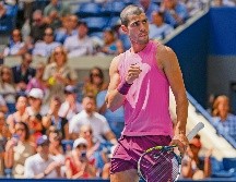 Carlos Alcaraz tuvo un ligero susto con una rodilla, pero no pasó a mayores. AP