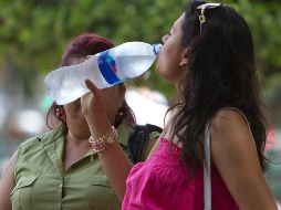 Aunque el cuerpo humano puede adaptarse durante semanas sin alimento, el agua es indispensable y su ausencia prolongada puede resultar letal en pocos días. NTX / ARCHIVO