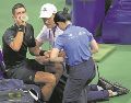 Novak Djokovic acusó problemas de espalda en el primer set de su encuentro de ayer. EFE