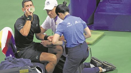 Novak Djokovic acusó problemas de espalda en el primer set de su encuentro de ayer. EFE