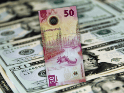 La apreciación del peso en agosto ocurrió a la par del debilitamiento del dólar estadounidense en el mes, que perdió 2.2%, luego de avanzar 3.19% en julio. ESPECIAL / CANVA