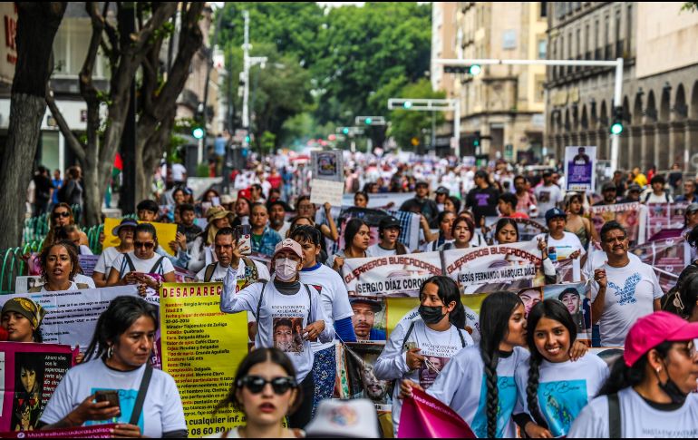 Este sábado cientos de familiares de personas desaparecidas marcharon para exigir la localización con vida de sus familiares. EL INFORMADOR / A. Navarro