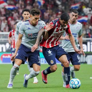 Chivas no puede ante Cruz Azul y suma otra derrota en casa