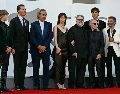El actor austriaco Christoph Waltz, el productor estadounidense Scott Stuber, el compositor francés Alexandre Desplat, la actriz británica Mia Goth, el director y productor mexicano Guillermo Del Toro, los actores estadounidenses Jacob Elordi y Oscar Isaac, y el actor austriaco Felix Kammerer asisten a la alfombra roja de la película “Frankenstein”. AFP