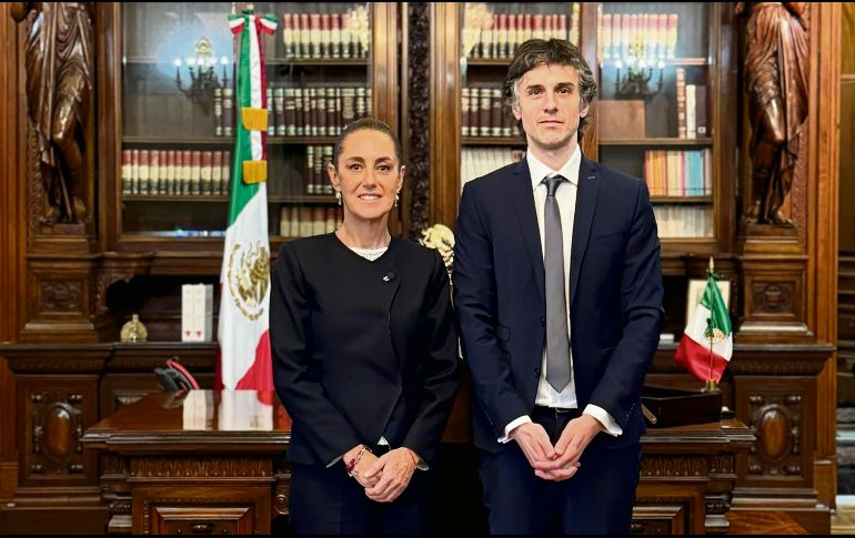 La Presidenta Claudia Sheinbaum subió esta imagen a su cuenta de X con Guido Croxatto, abogado del presidente Pedro Castillo, a quien señaló como “injustamente encarcelado en el Perú”. ESPECIAL