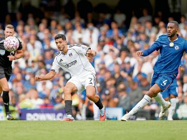 El mexicano en acción en el encuentro ante el Chelsea. EFE