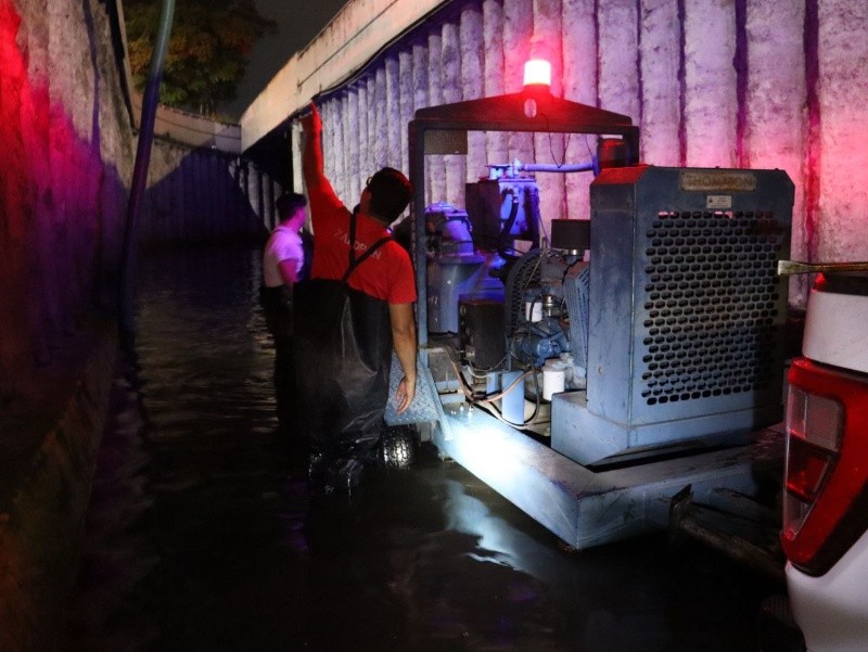  Labores de desazolve y desagüe en el paso a desnivel de Mariano Otero y Periférico. ESPECIAL/Unidad Municipal de Protección Civil y Bomberos de Zapopan 
