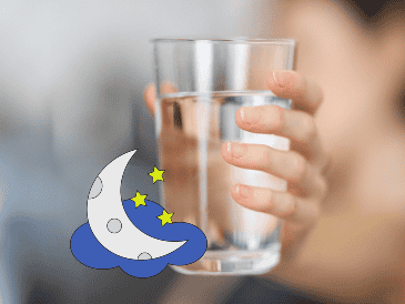 Muchas son las personas que prefieren no beber agua antes de ir a la cama, ya que les resulta molesto tener que levantarse al baño por la madrugada.  ESPECIAL / CANVA