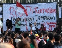 Las manifestaciones se volvieron violentas el jueves, después del atropello mortal por parte de un vehículo policial a un joven conductor de plataforma. EFE / A. Weda