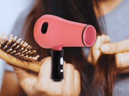 El uso de la secadora de cabello se ha popularizado y no sólo por razones de estética e imagen, sino también de salud. ESPECIAL / CANVA