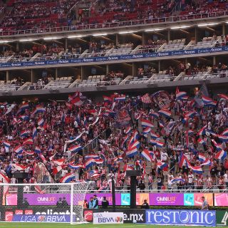 Chivas se reúne con familia del aficionado agredido y pide levantar denuncia