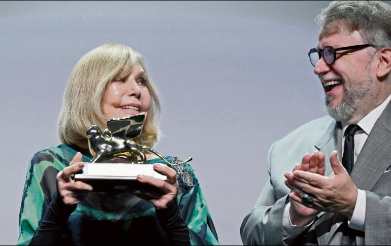 El cineasta mexicano Guillermo del Toro rindió homenaje a Kim Novak durante la entrega del León de Oro honorífico en Venecia. EFE