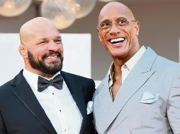 El ex luchador estadounidense de la UFC Mark Kerr posa junto al actor y ex luchador estadounidense Dwayne Johnson, en la alfombra roja de “The Smashing Machine”. EFE