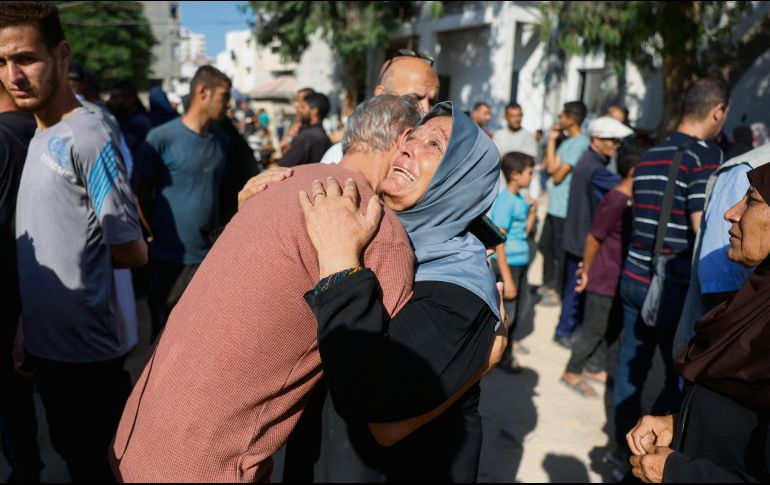 Una mujer llora a sus familiares fallecidos tras el más reciente bombardeo israelí sobre Gaza. AFP