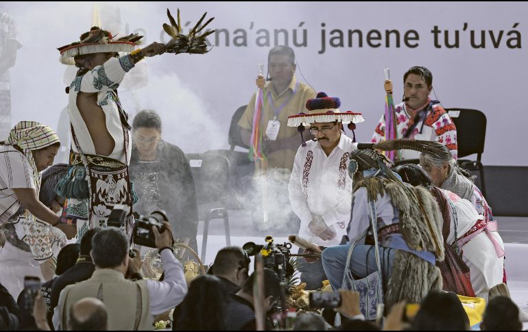 De rodillas, los nuevos ministros de la Corte pidieron a Quetzalcóatl  guiarlos durante su mandato. EFE