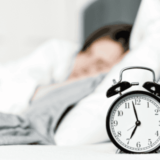 ¿Qué es la deuda de sueño y cuáles son las señales de que no duermes lo suficiente?