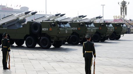 Vehículos blindados portan misiles hipersónicos YJ-15 en el desfile conmemorativo del 80 aniversario del fin de la Segunda Guerra Mundial. EFE/A. Martínez
