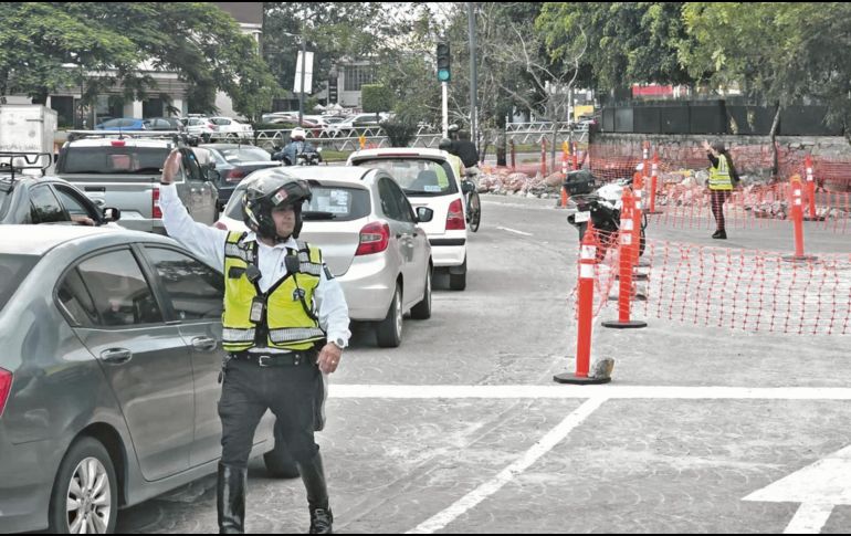 Oficiales de la Policía Vial regulan el tránsito en la Minerva para mitigar las afectaciones viales. ESPECIAL