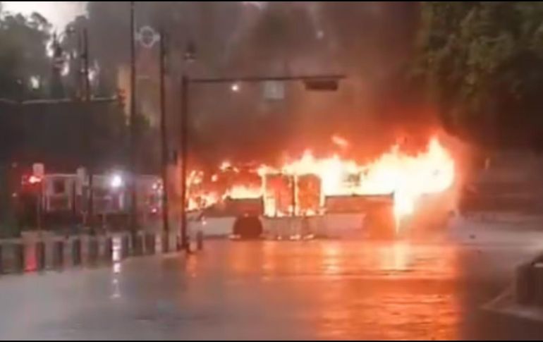 El Gobierno de Puebla denunció la infiltración de personas ajenas a la escuela normal y lamentó la quema de unidades de transporte. ESPECIAL