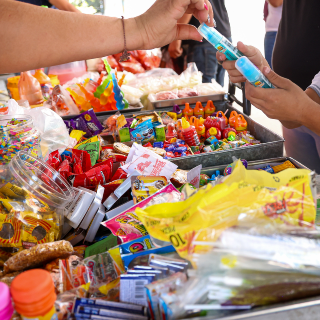 Pese a prohibición, dos de cada diez escuelas venden comida chatarra
