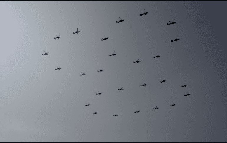 Helicópteros vuelan en formación militar durante el desfile de las fuerzas armadas de China. EFE / EPA / ANDRES MARTINEZ CASARES