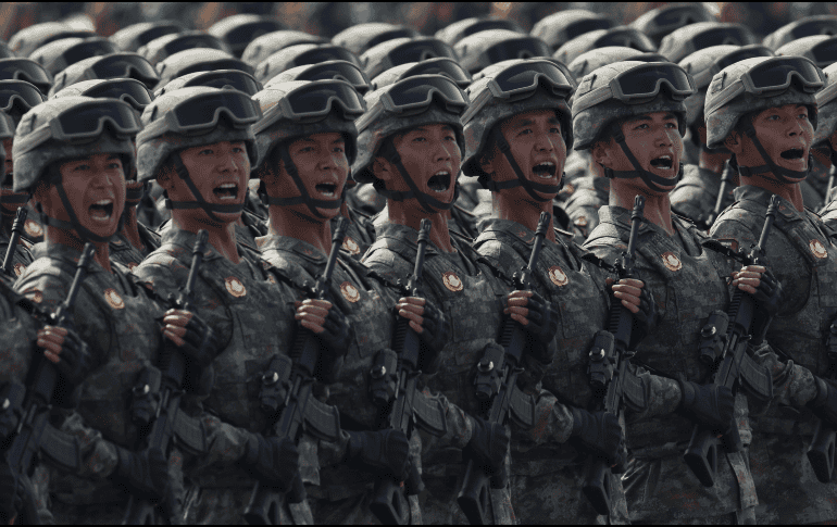 Tropas militares coordinadas desfilaron en Beijing. EFE/EPA/ANDRES MARTINEZ CASARES