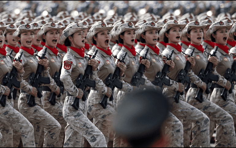 Aspectos del desfile militar chino este miércoles en Beijing. EFE/EPA/ANDRES MARTINEZ CASARES