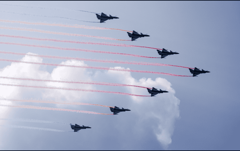 Jets realizan coreografía aérea durante el desfile militar chino. EFE / EPA / WU HAO