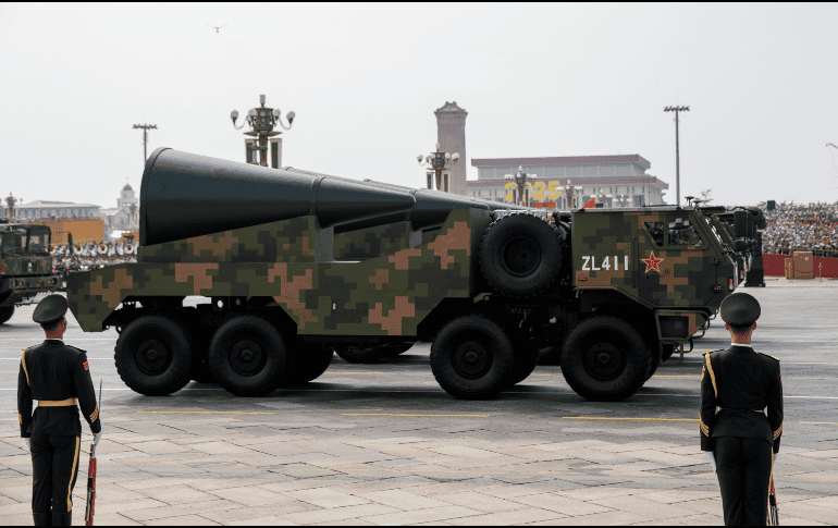 Vehículos armados desplegados durante el desfile militar en China. EFE/EPA/ANDRES MARTINEZ CASARES